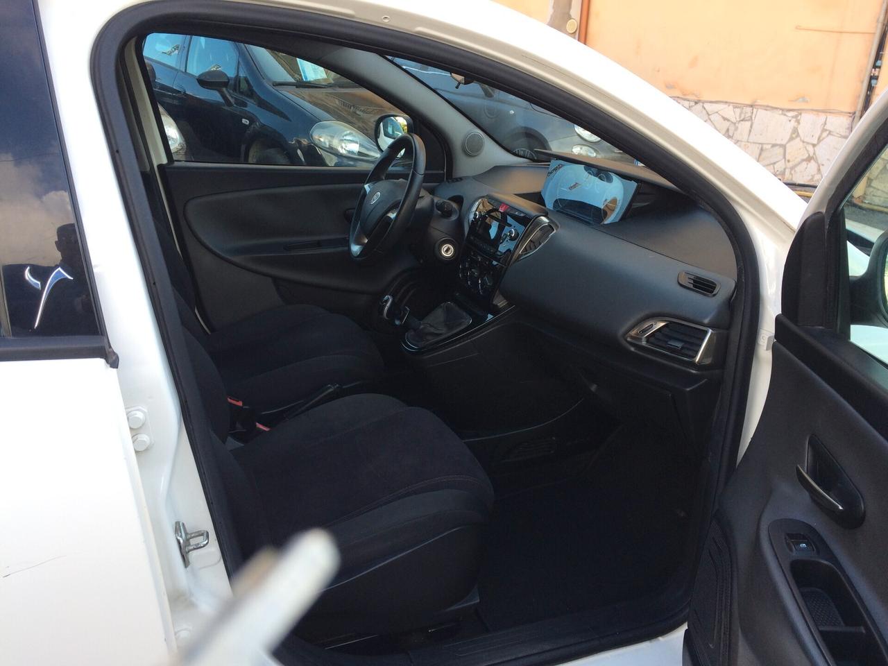 Lancia Ypsilon 1.2 69 CV 5 porte GPL Gold tagliandata distribuzione eseguita a km 138000 garanzia !