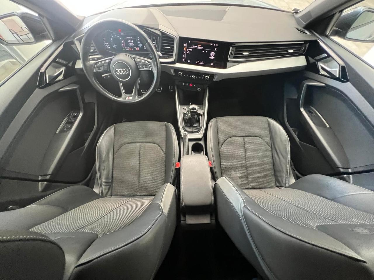 Audi A1 citycarver 30 TFSI Identity Contrast