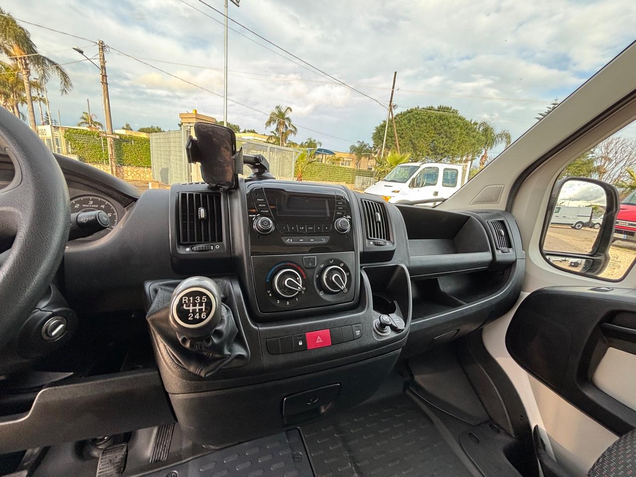Peugeot Boxer con cassa in alluminio e sponda idraulica