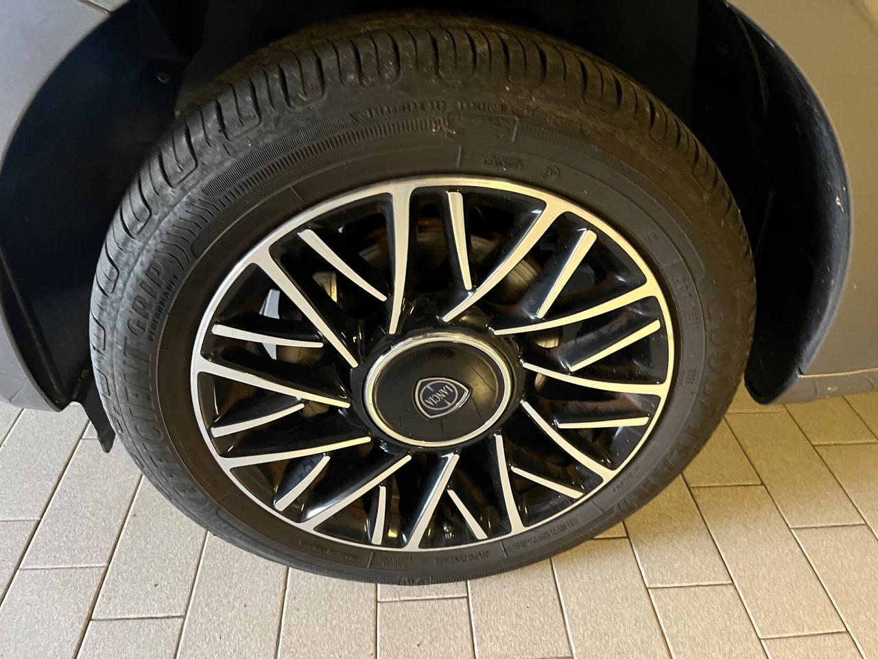 Lancia Ypsilon 1.0 FireFly 5 porte S&S Hybrid Platino