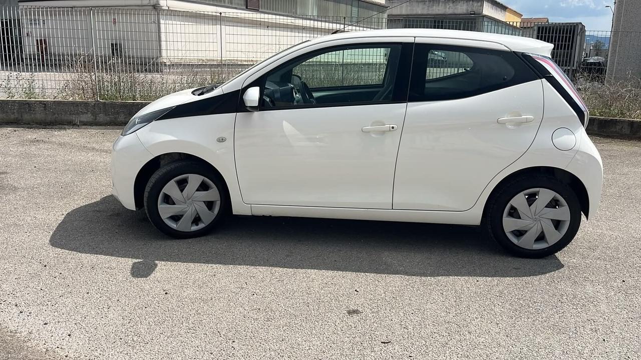 Toyota Aygo 1.0 VVT-i X-BLACK 140000 KM