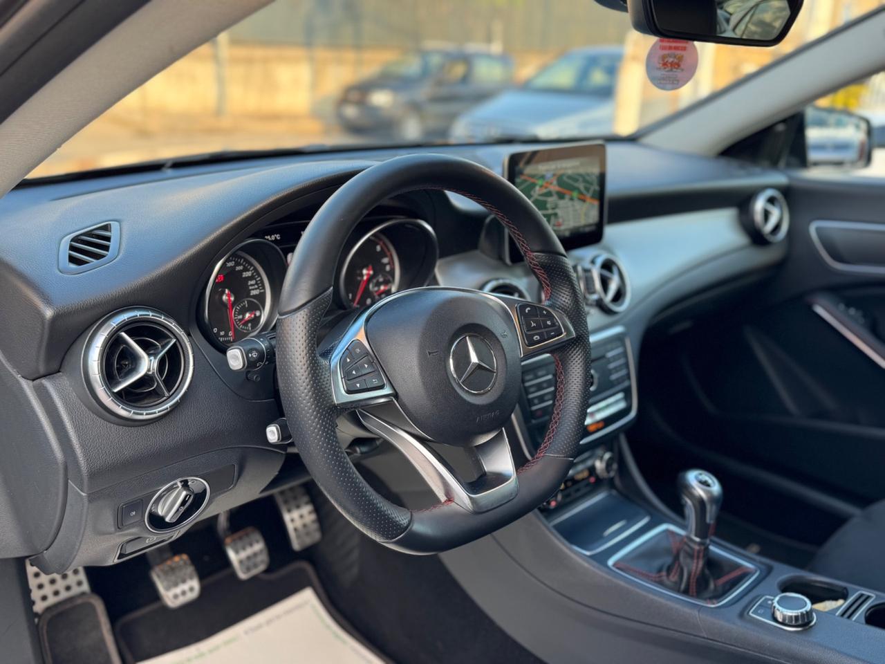 Mercedes-benz CLA 200d Premium Amg SHOOTING BACK