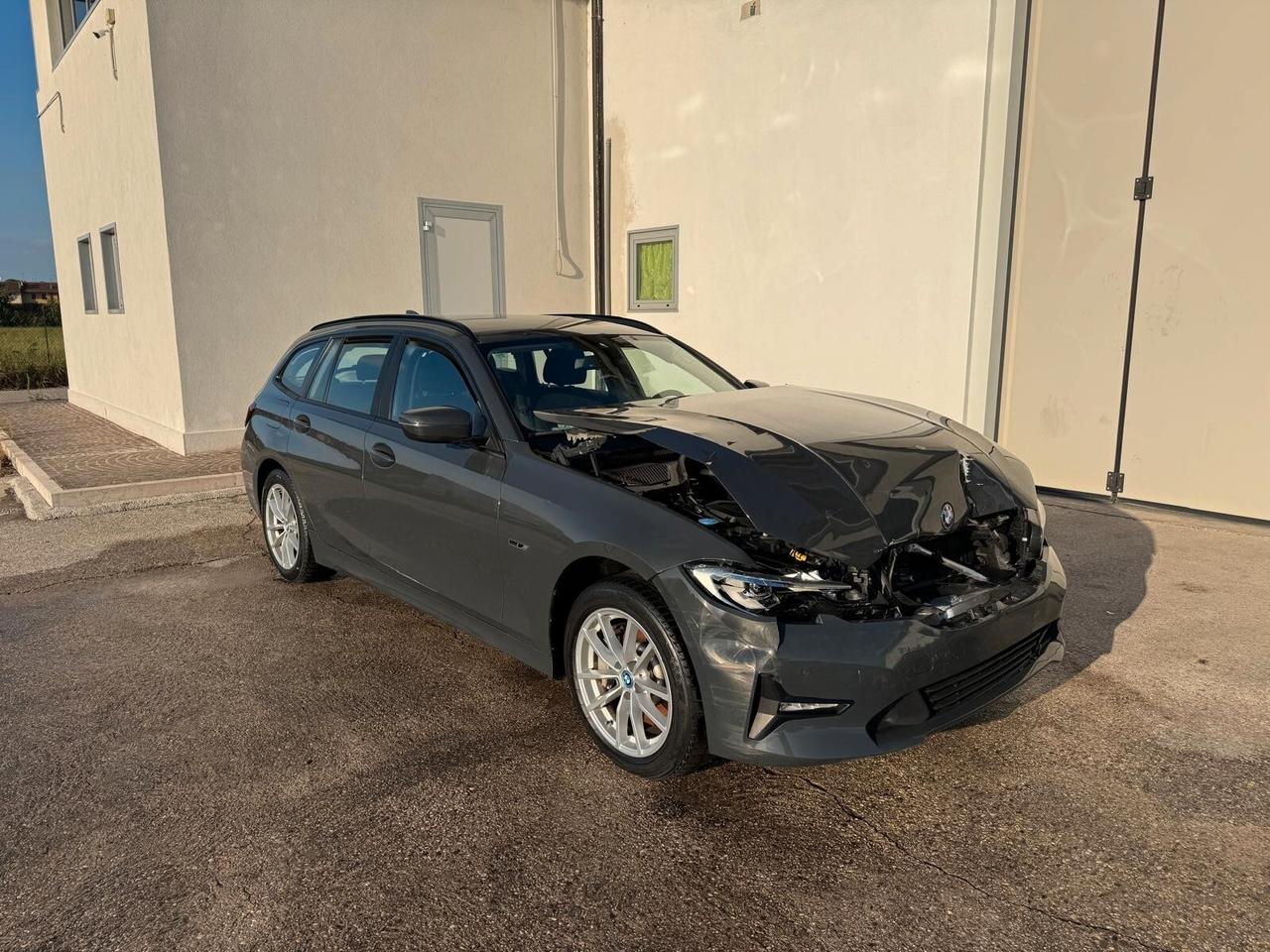 BMW 330 330e Touring auto INCIDENTATA