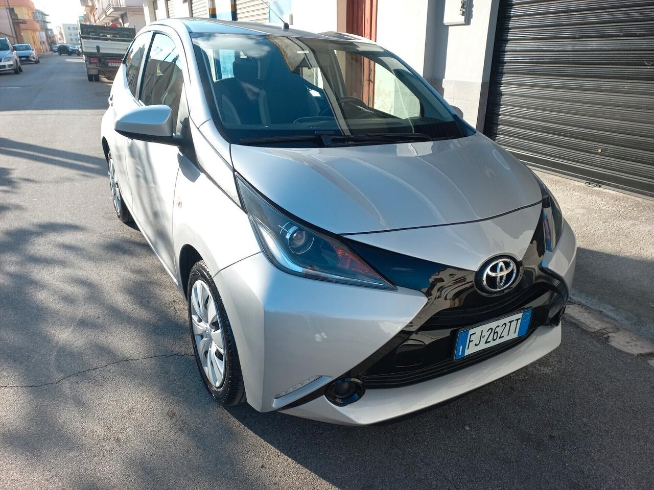 Toyota Aygo 1.0 VVT-i 69 CV 5 porte x-black TSS