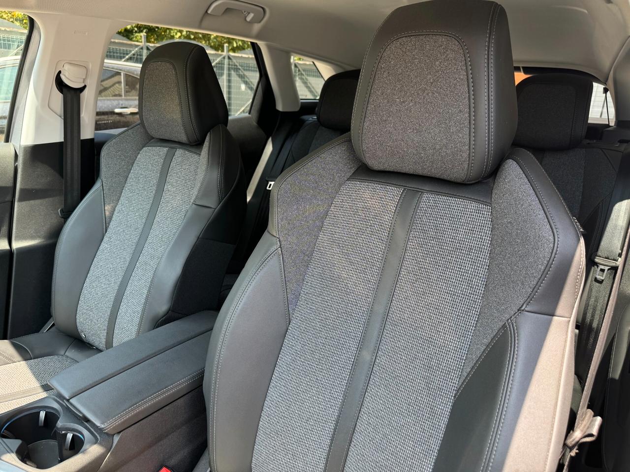 Peugeut 3008 1.5 130 cv At 8 Allure + Fari