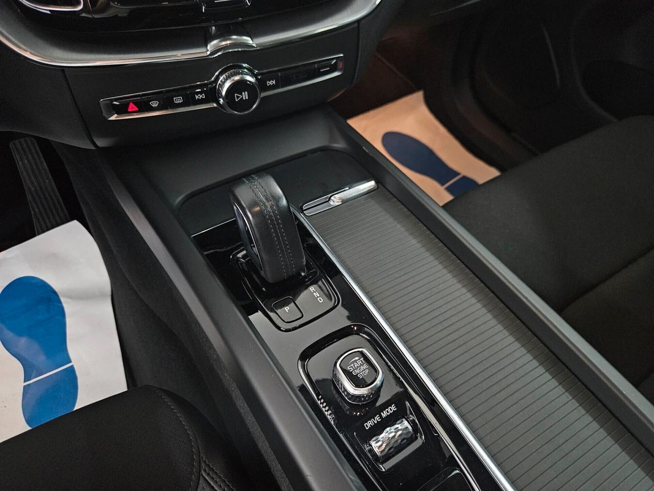 Volvo XC60 2.0 b4 Momentum awd auto my20 - IVA ESPOSTA