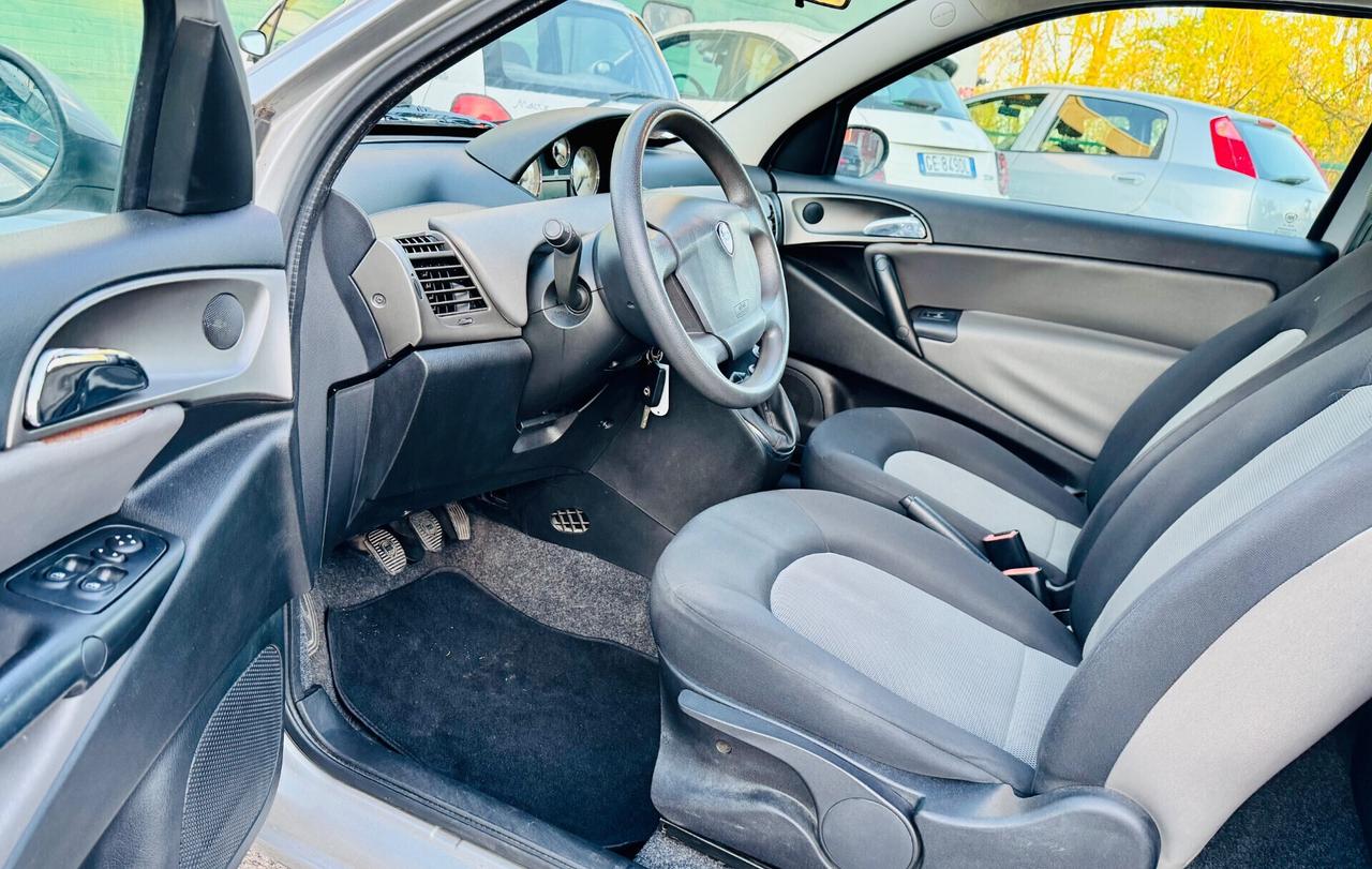 Lancia Ypsilon 1.2 16V Oro