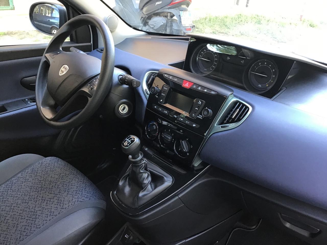 Lancia Ypsilon 1.0 FireFly 5 porte S&S Hybrid Silver