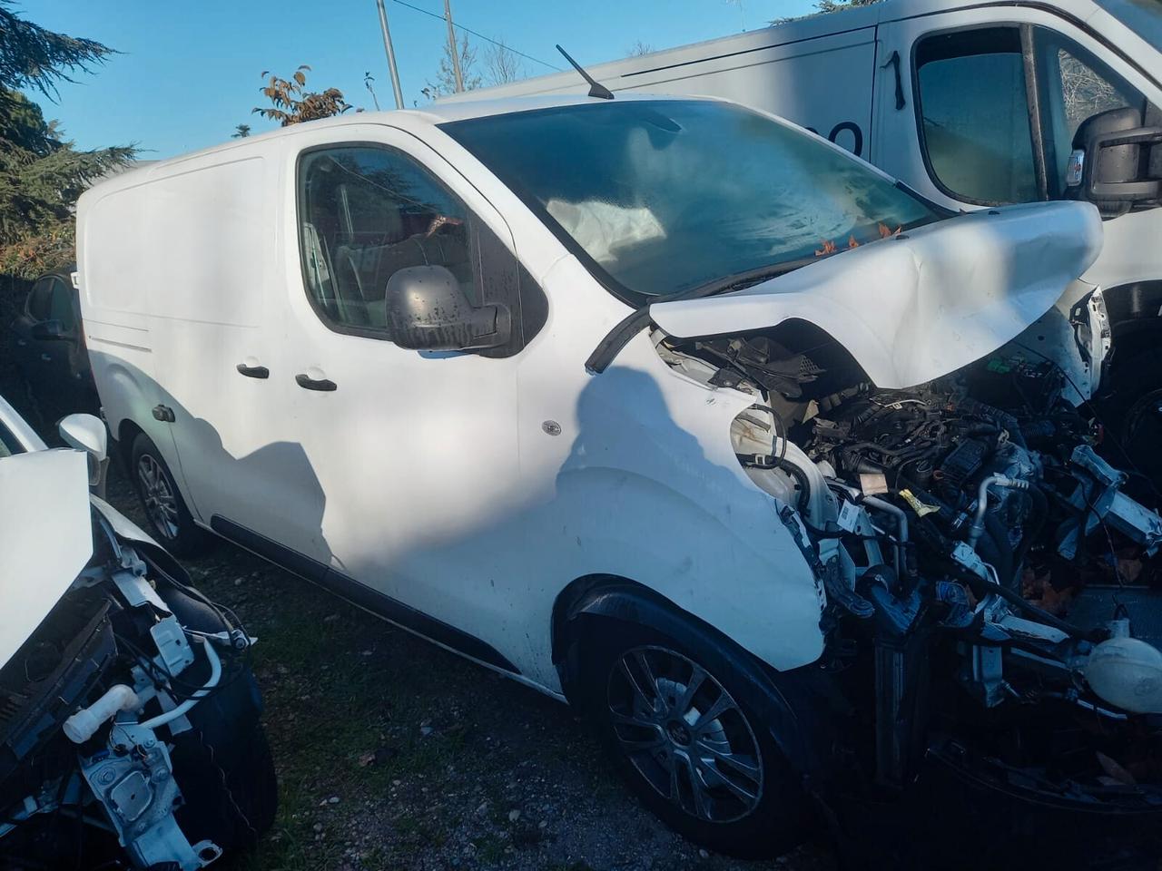 Peugeot Expert anno 2020 incidentato