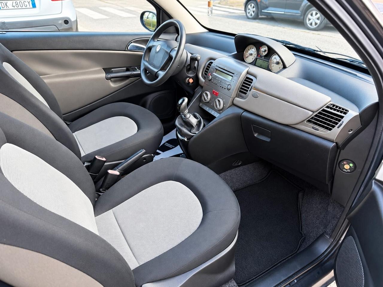 Lancia Ypsilon 1.2 16V Platino