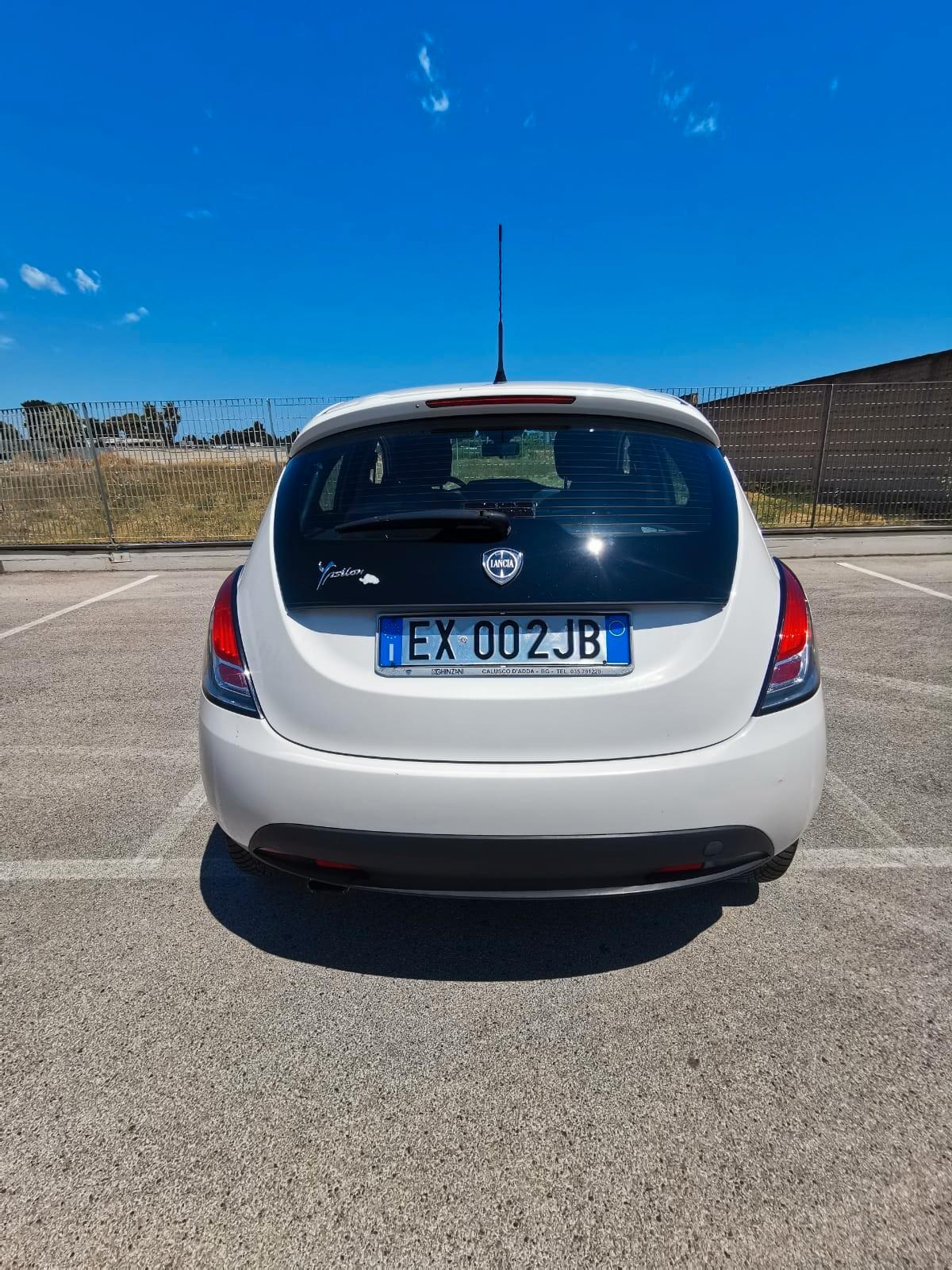 Lancia Ypsilon 1.2 69 CV 5P. GPL Ecochic Silver