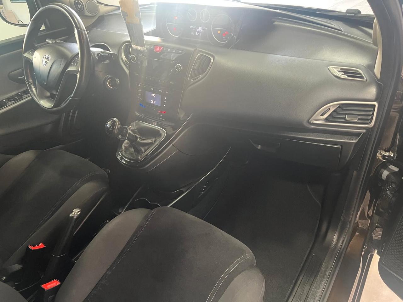 Lancia Ypsilon 0.9 TwinAir 85 CV 5 porte S&S Platinum