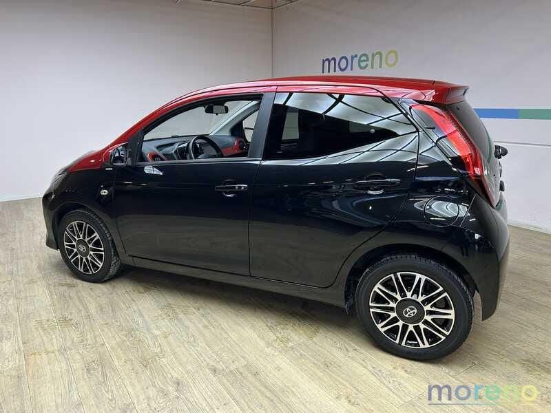 Toyota Aygo 1.0 x-clusiv red pack 72 CV