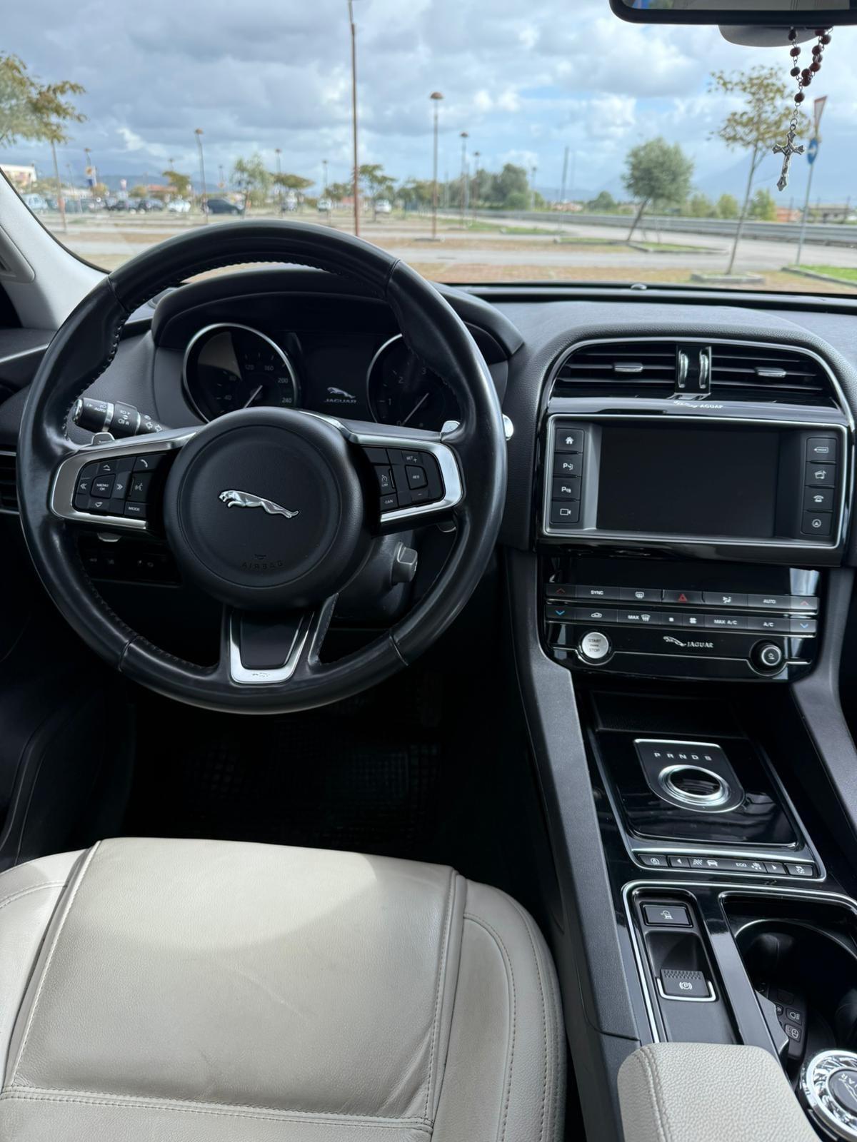 Jaguar F-Pace 2.0 D 180 CV AWD Pure