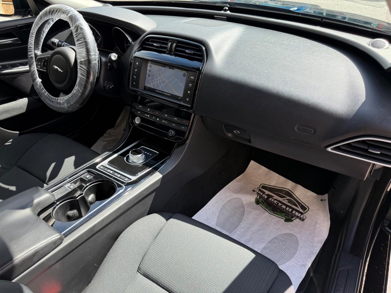 Jaguar XE 2.0 D Turbo aut. Pure