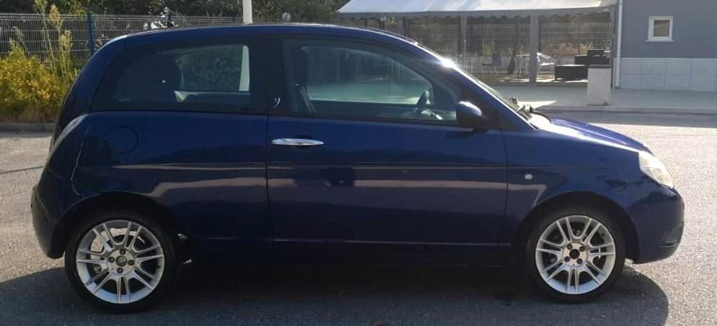 Lancia Ypsilon 1.2 versus