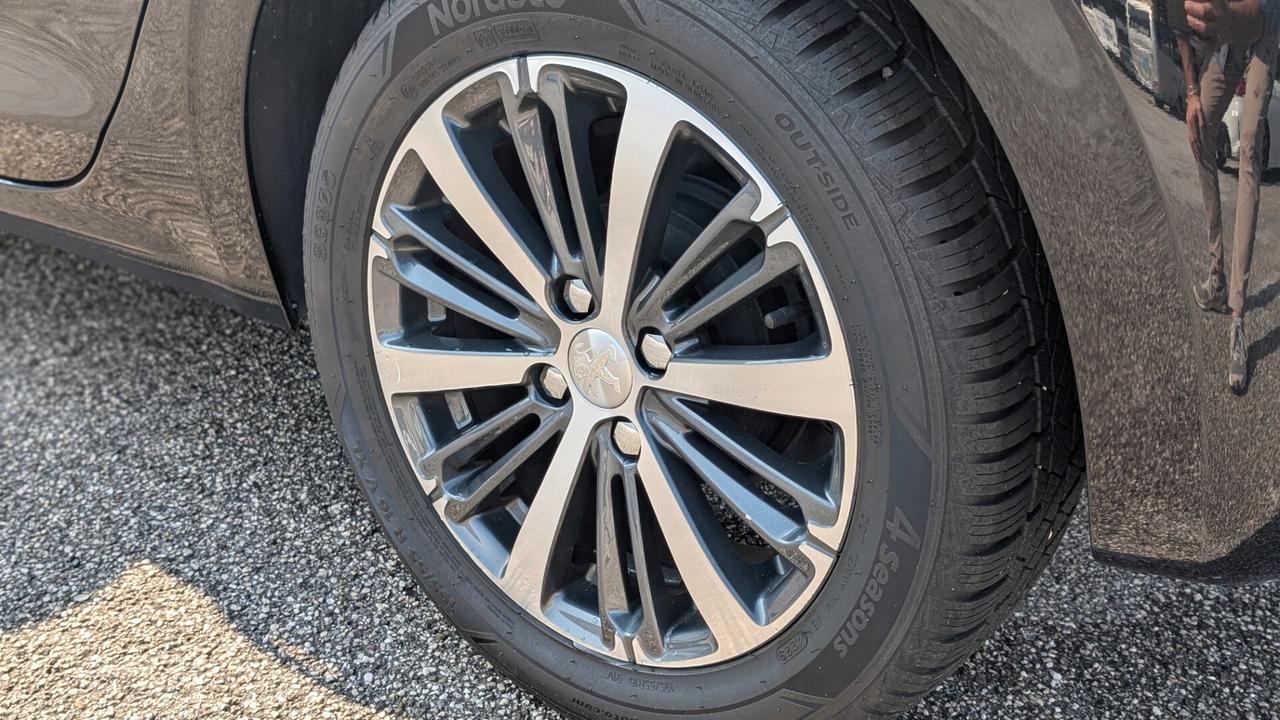 Peugeot 208 PureTech 82 5 porte Allure