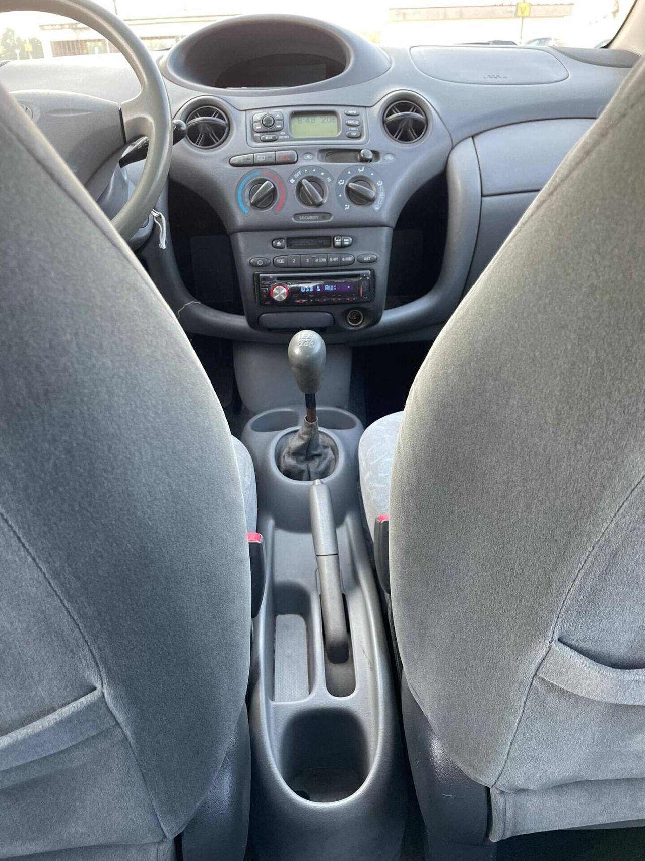 Toyota Yaris 1.0i 16V cat 5 porte Sol