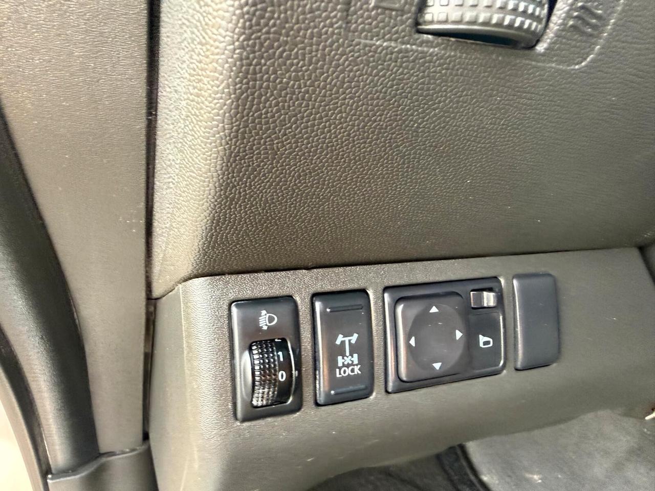 Nissan Navara 2.5 dCi 190CV 4 porte doppia cabina
