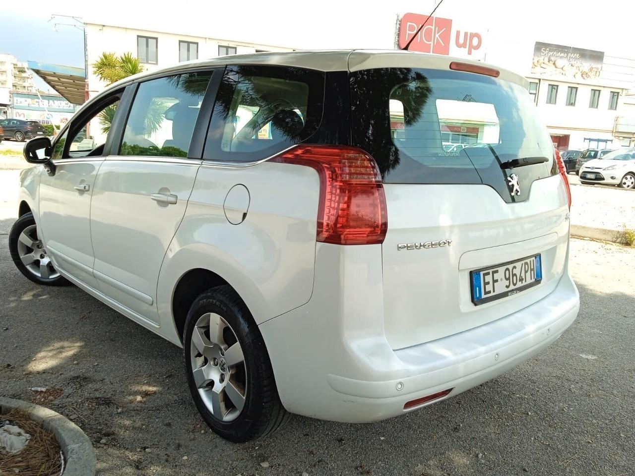 Peugeot 5008 1.6 HDi 112CV cambio robotizzato Tecno