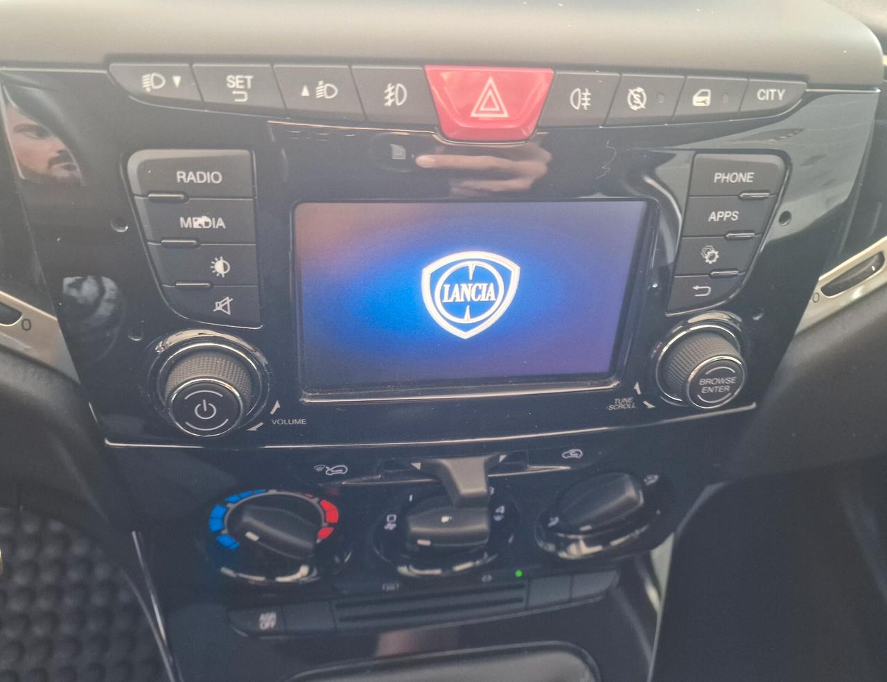 Lancia Ypsilon 1.0 Hybrid Ecochic Gold