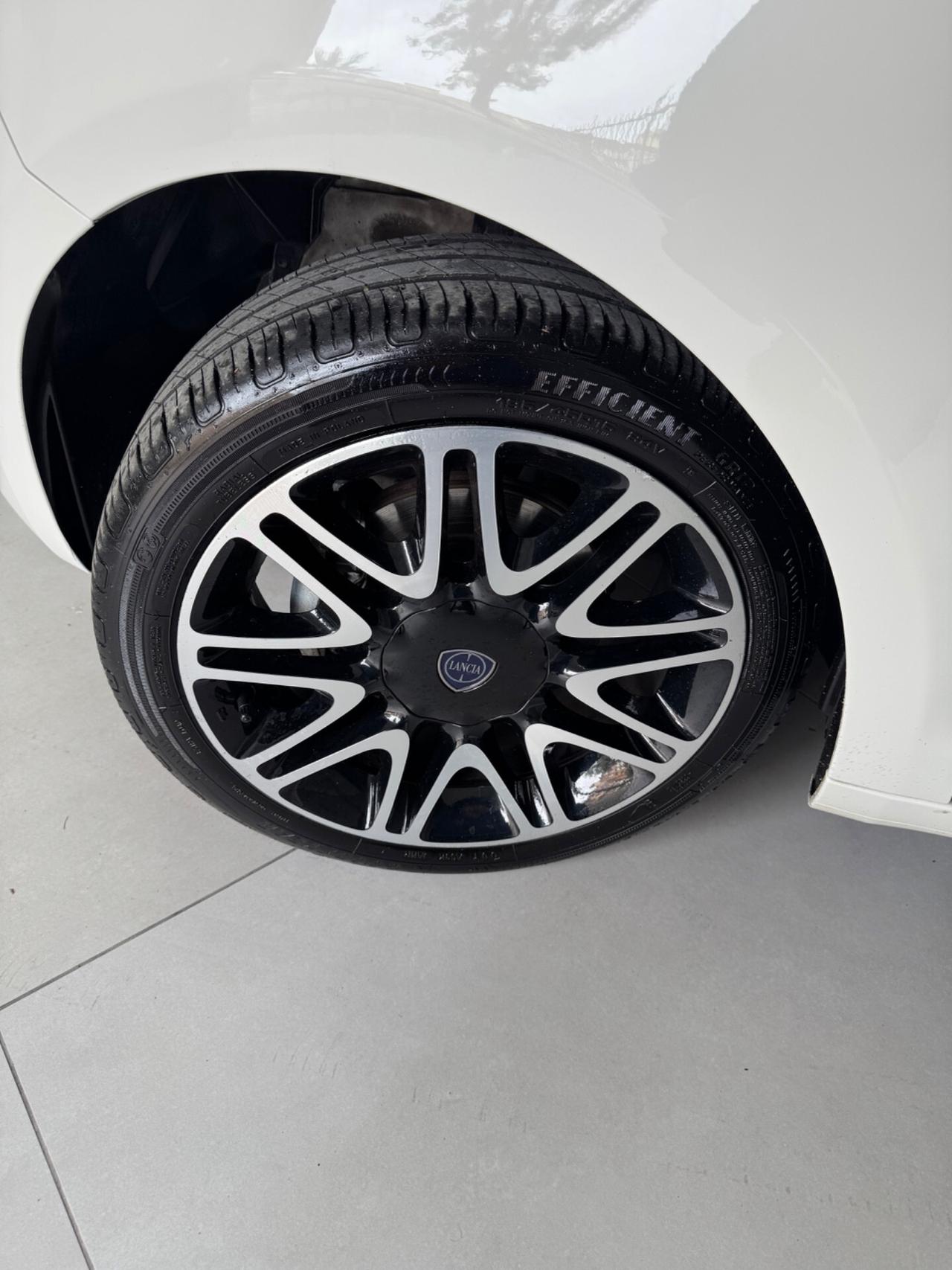 Lancia Ypsilon 1.0 FireFly 5 porte S&S Hybrid Alberta Ferretti