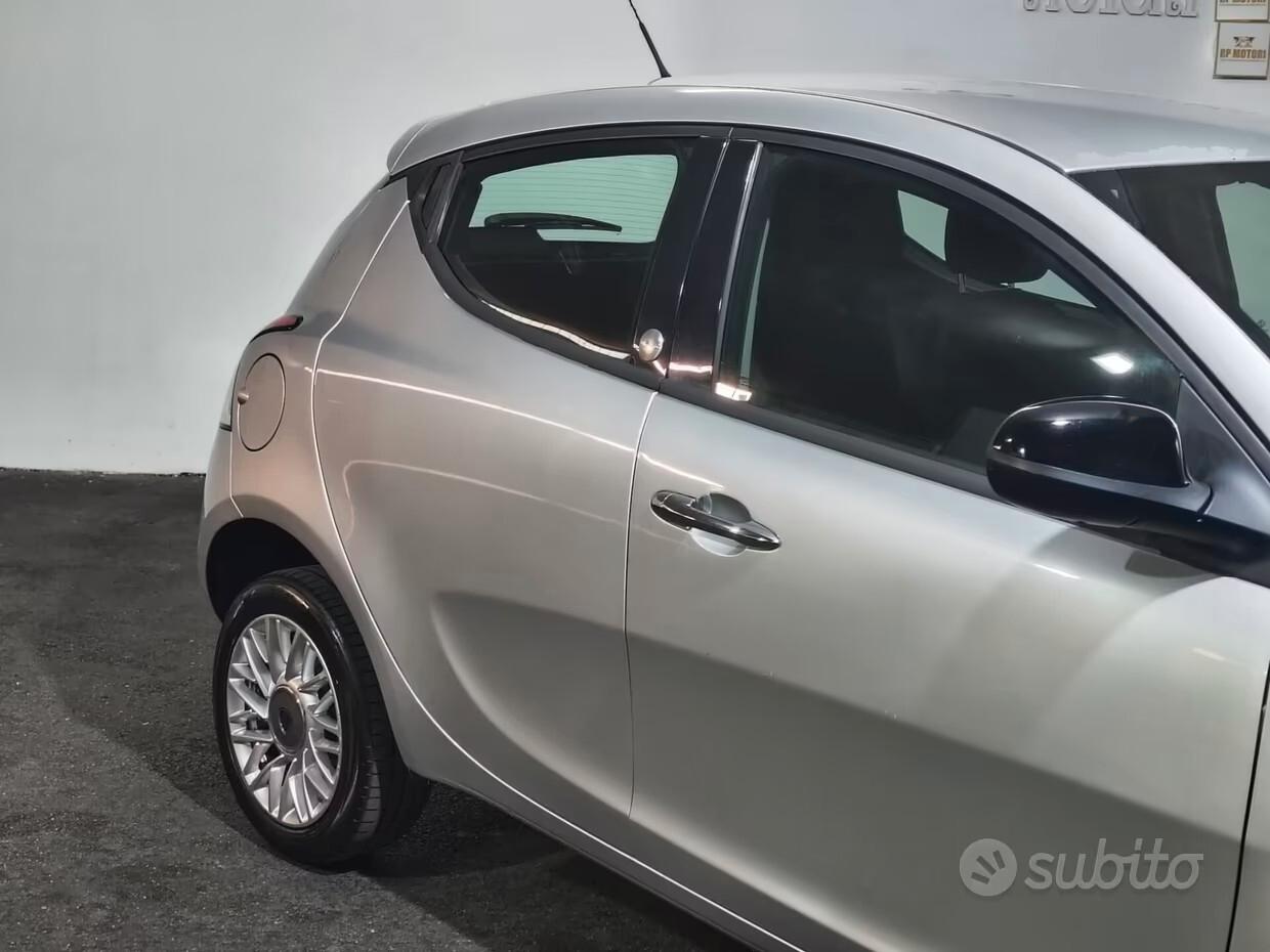 Lancia Ypsilon 0.9 TwinAir 85 CV 5 porte Metano Ecochic Gold