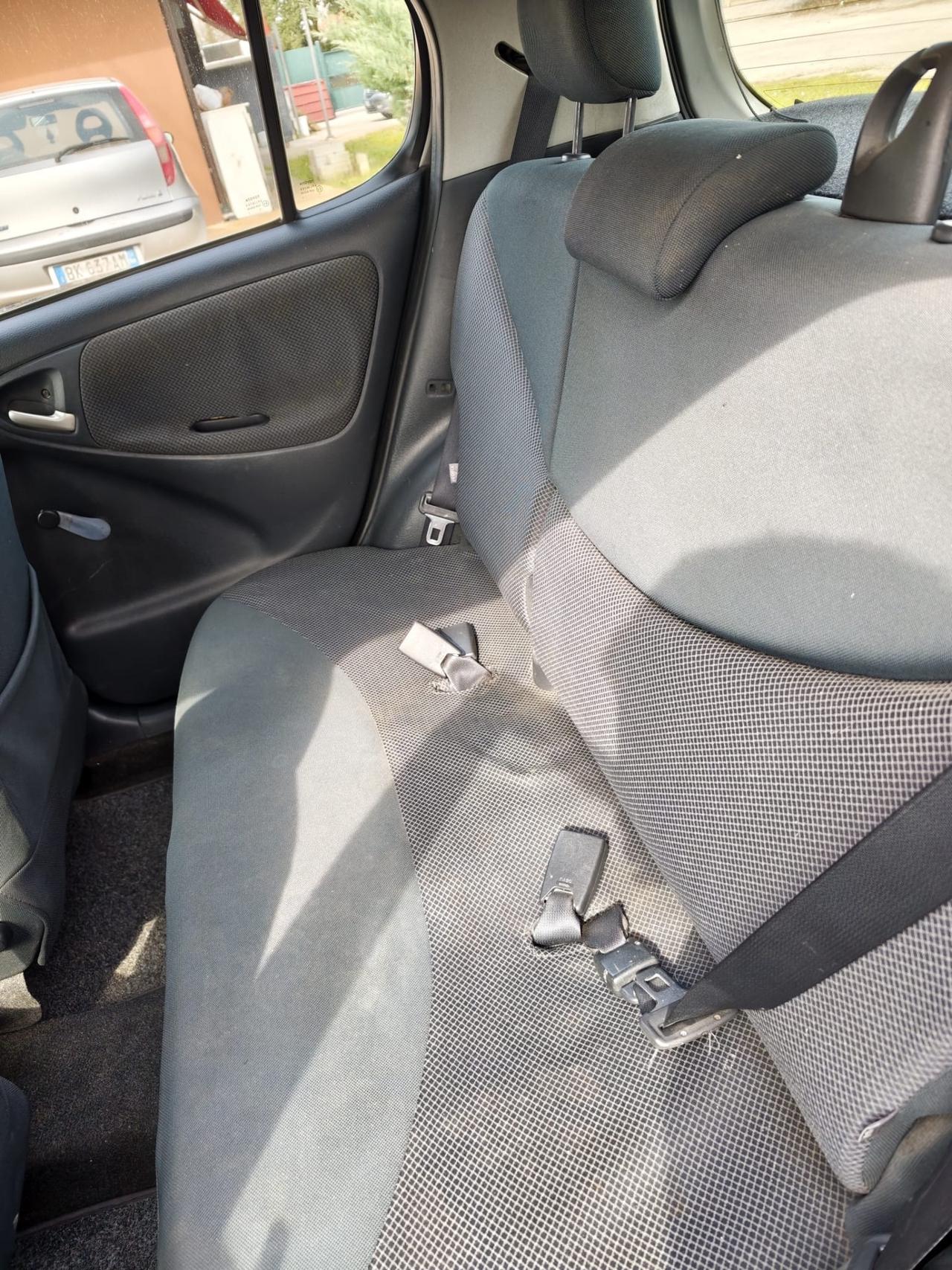 Toyota Yaris 1.0i 16V cat 5 porte Sol