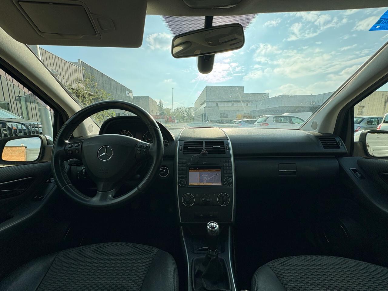 MERCEDES A180(benz)-Pelle,Navi-RESTYLING-2010