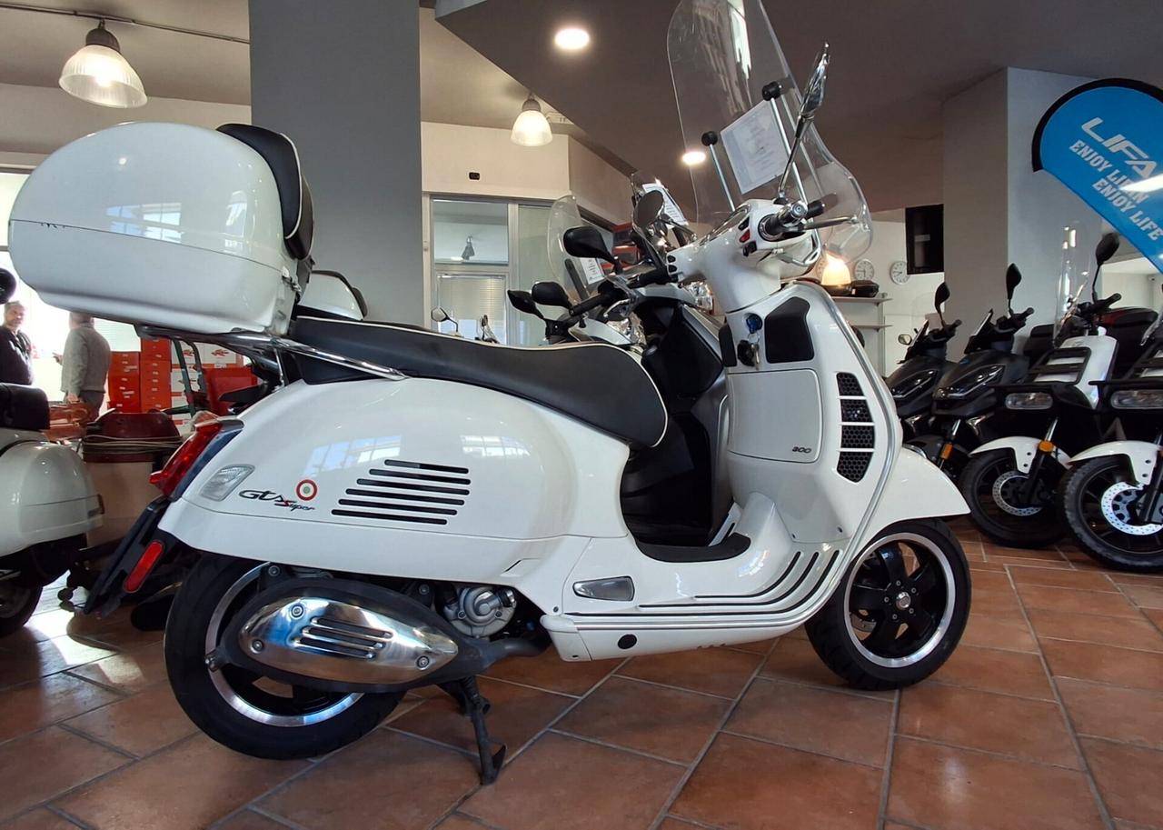 Piaggio Vespa 300 GTS hpe