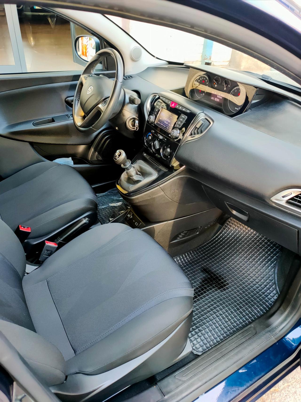 Lancia Ypsilon 1.0 FireFly 5 porte S&S Hybrid Ecochic Gold