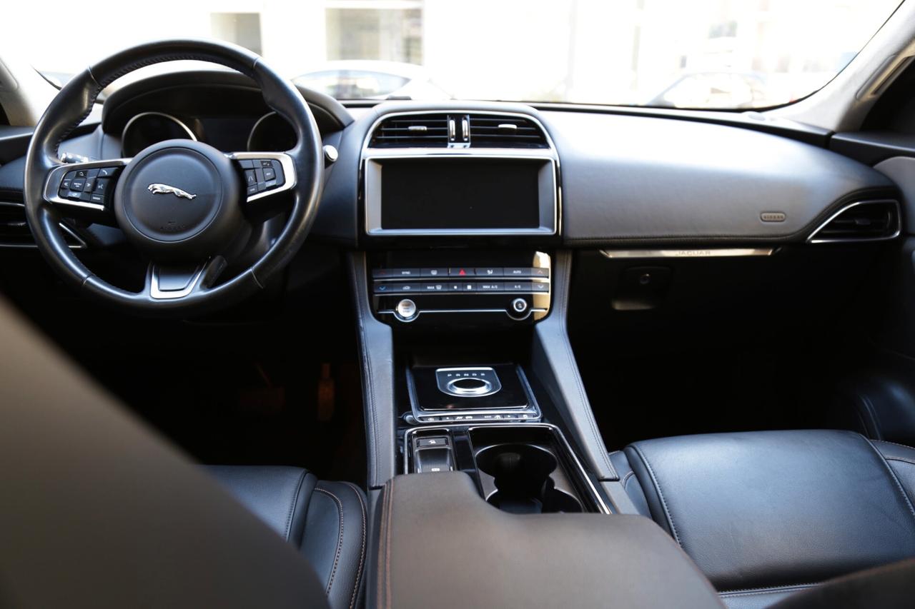 Jaguar F-Pace 2.0 D 180 CV AWD aut. Chequered Flag