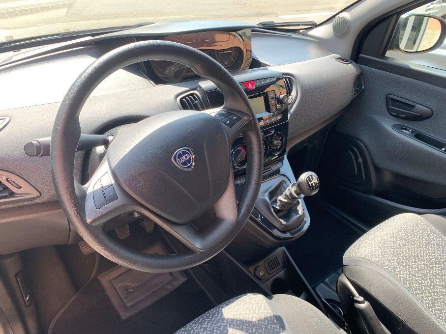 Lancia Ypsilon 1.0 FireFly 5 porte S&S Hybrid Silver
