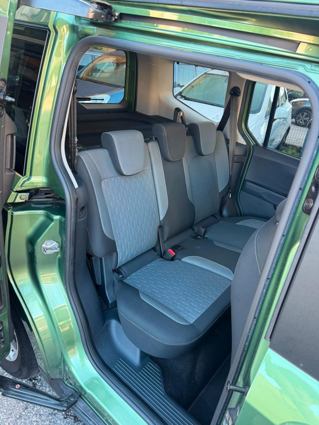 Ford Tourneo Courier 1.0 EcoBoost Titanium
