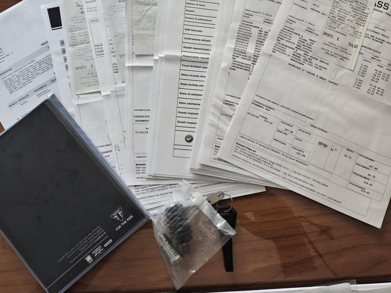 Triumph Bonneville T120 Tutti i tagliandi dimostrabili con fatture .unico Proprietario
