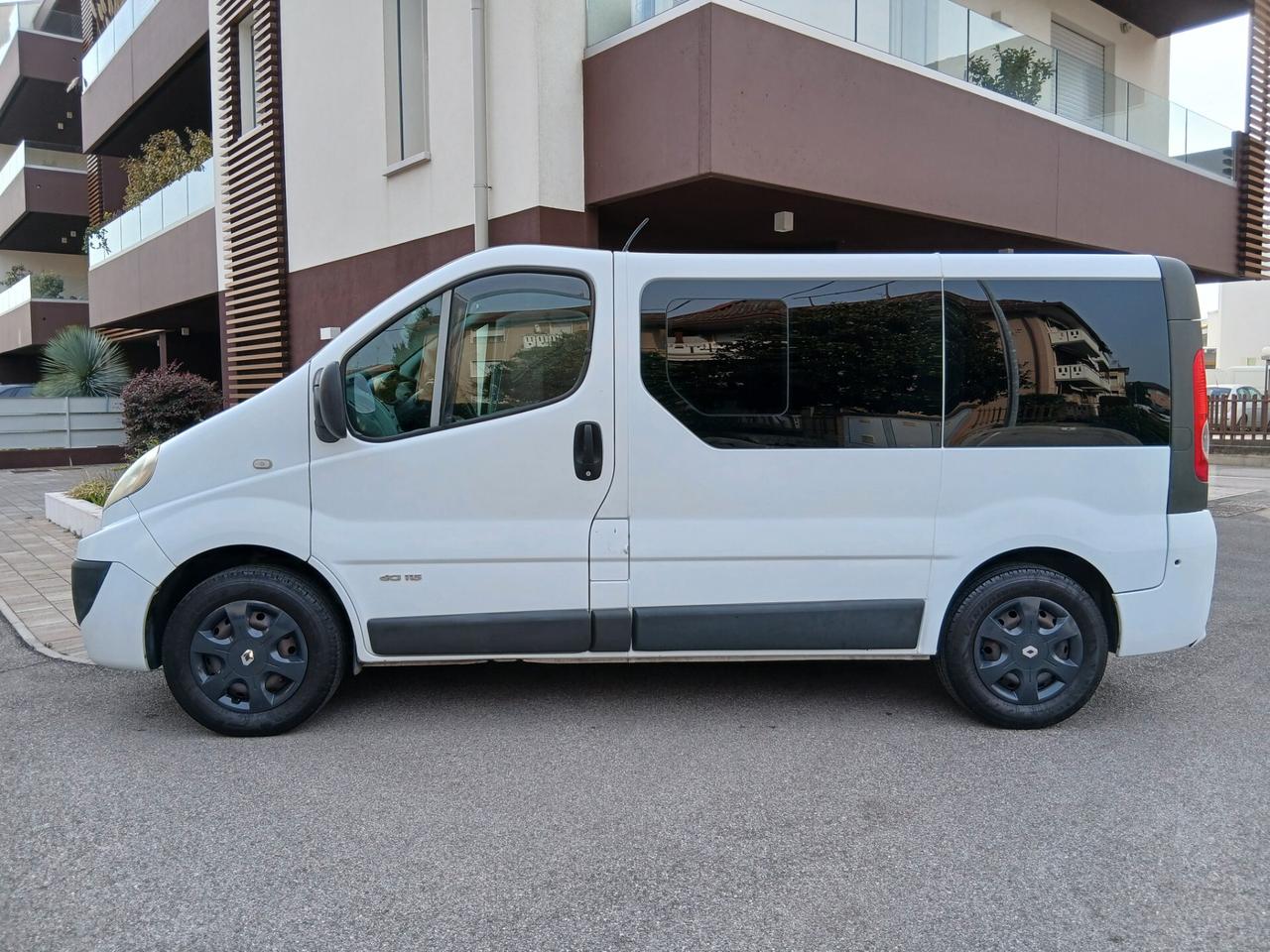 Renault Trafic 2.0 Cdi 115 cv 9 posti Passenger Black Edition +gancio traino