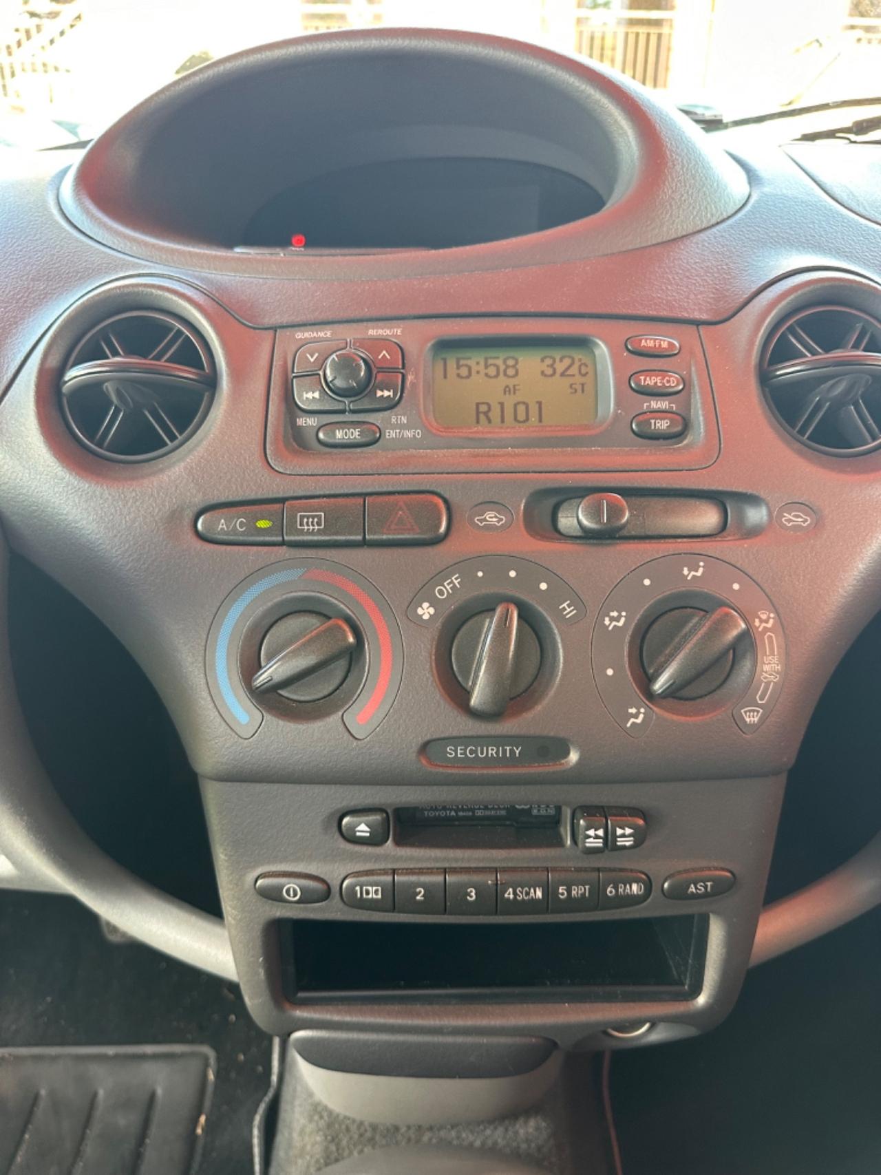 Toyota Yaris 1.0i 16V cat 5 porte Sol