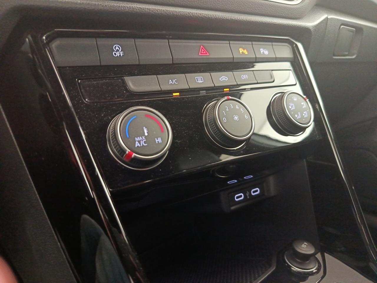VOLKSWAGEN T-Roc - T-Roc 1.0 TSI R-Line