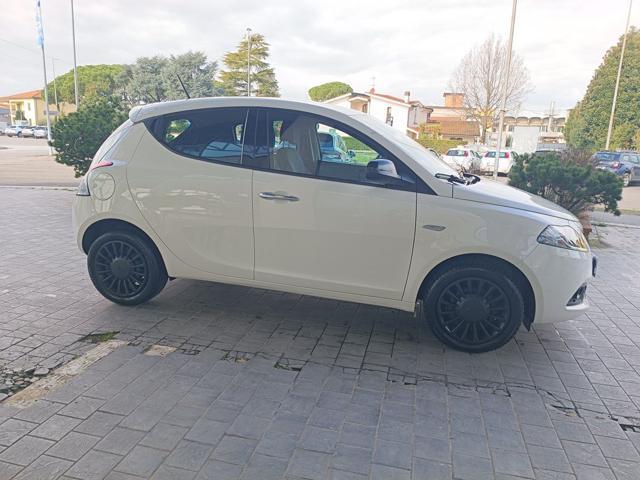 LANCIA Ypsilon 1.0 FireFly 5 porte S&S Hybrid Ecochic Silver