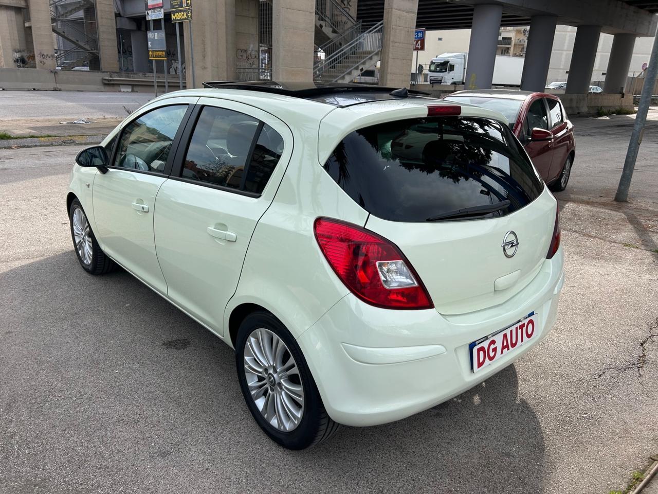 Opel Corsa 1.2 benzina 85 cavalli 2011 tetto apribile