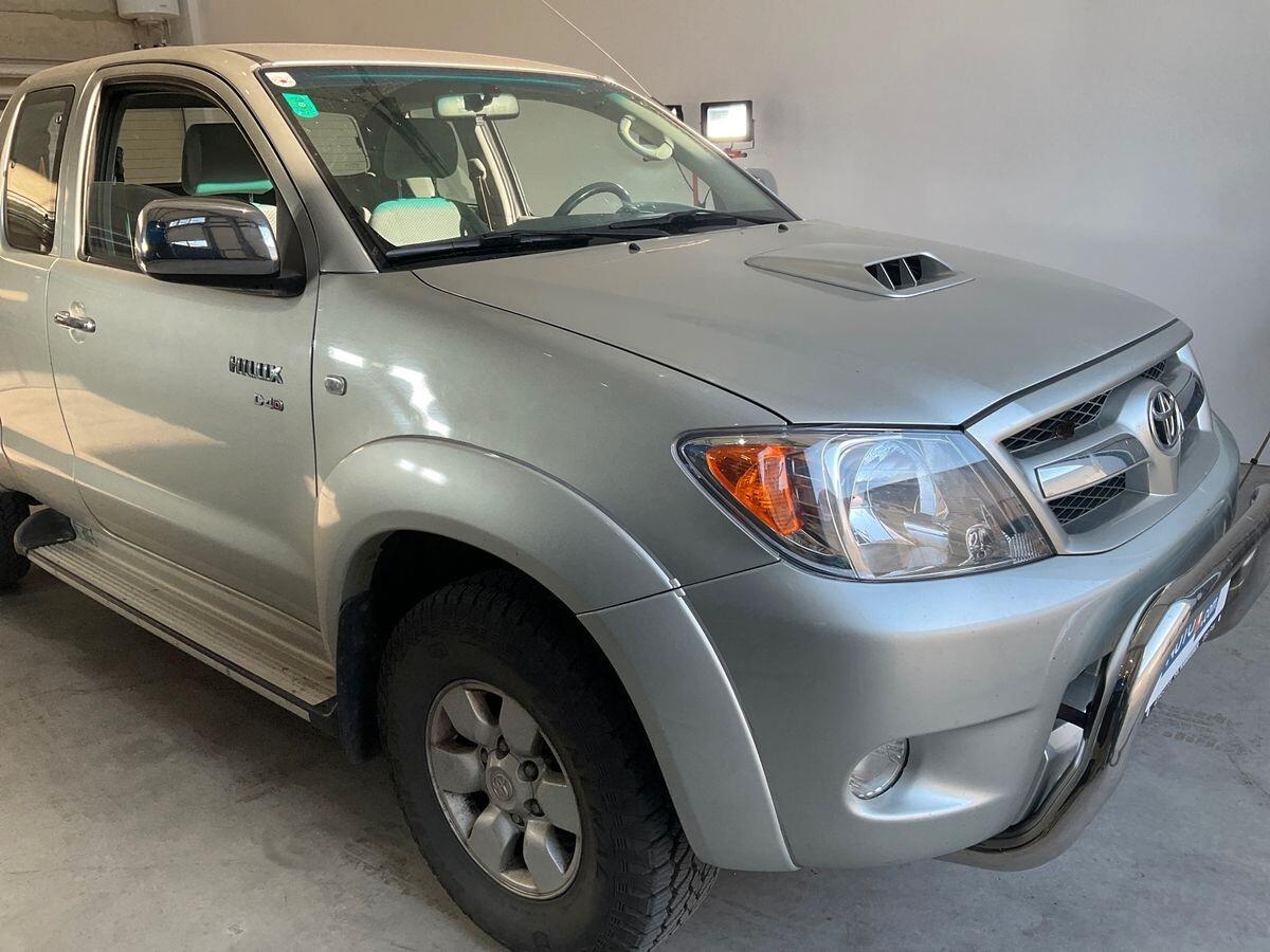 Toyota Hilux 2.5 D-4D 4WD 2p. Extra Cab SR 4x4