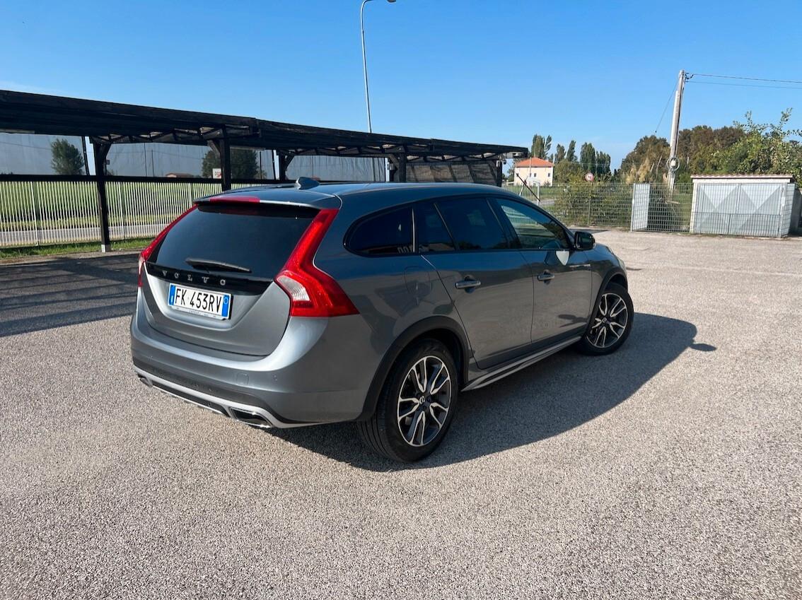 Volvo V60 Cross Country 2.0 d3 Plus geartronic - Pelle Navi Fari Led - FULL OPTIONAL