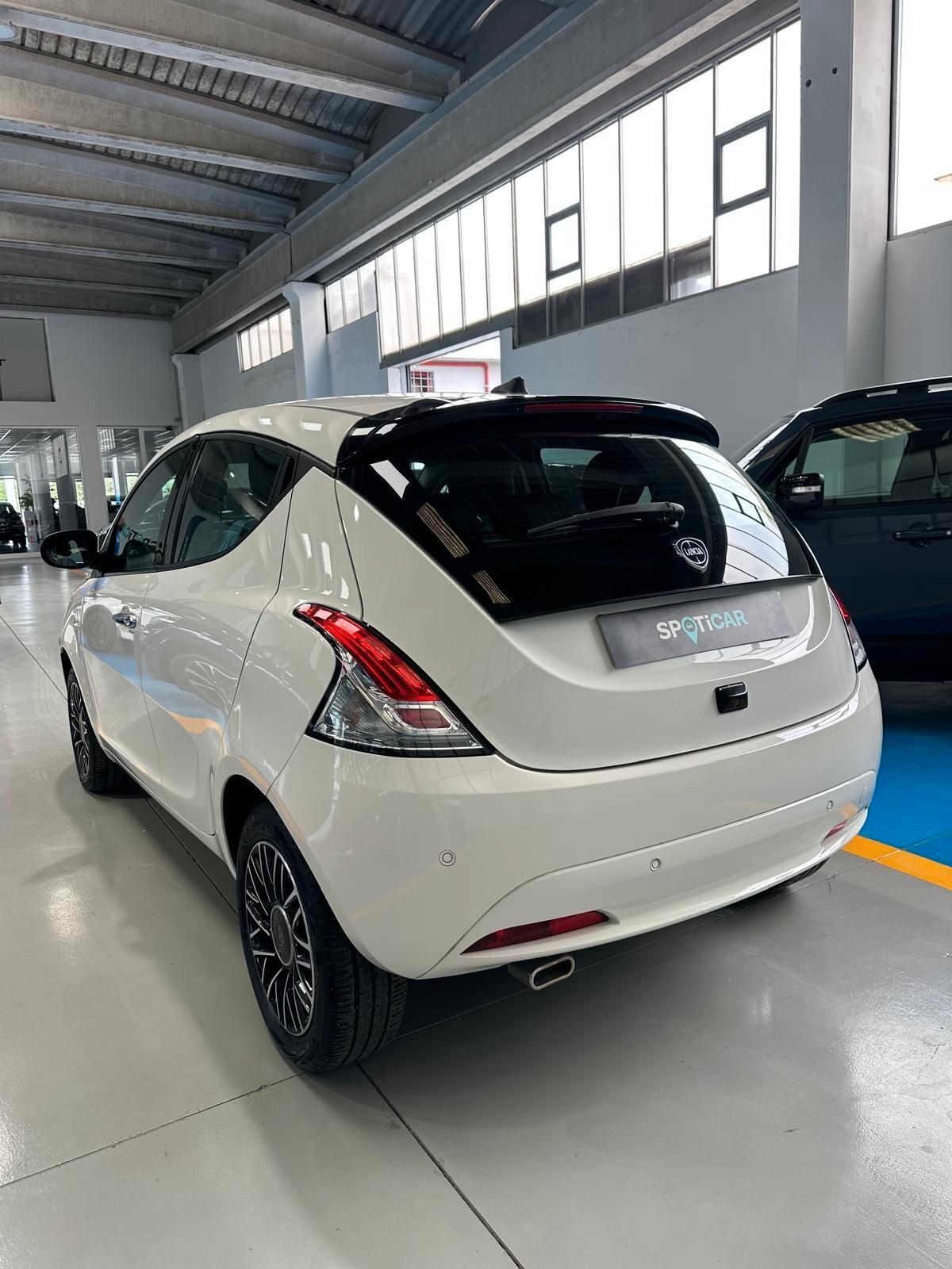 Lancia Ypsilon 1.0 FireFly 5 porte S&S Hybrid Platino