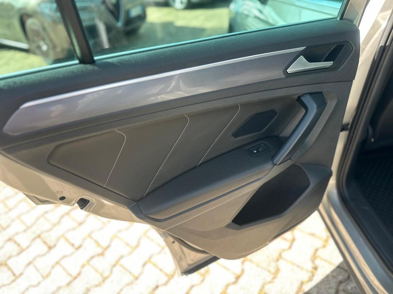Volkswagen Tiguan 2.0 TDI SCR Sport R-Line interno ed esterno cambio manuale