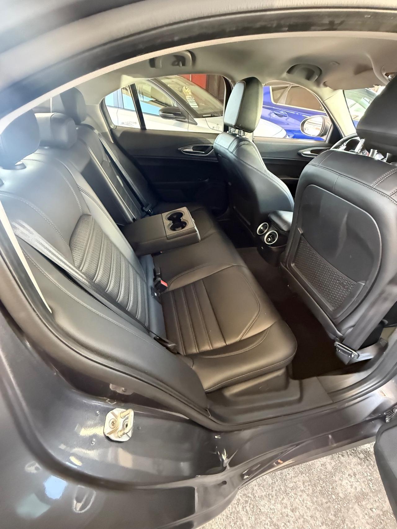 Giulia 2.2 Turbodiesel 210 CV AT8 AWD Q4 Veloce-unipro