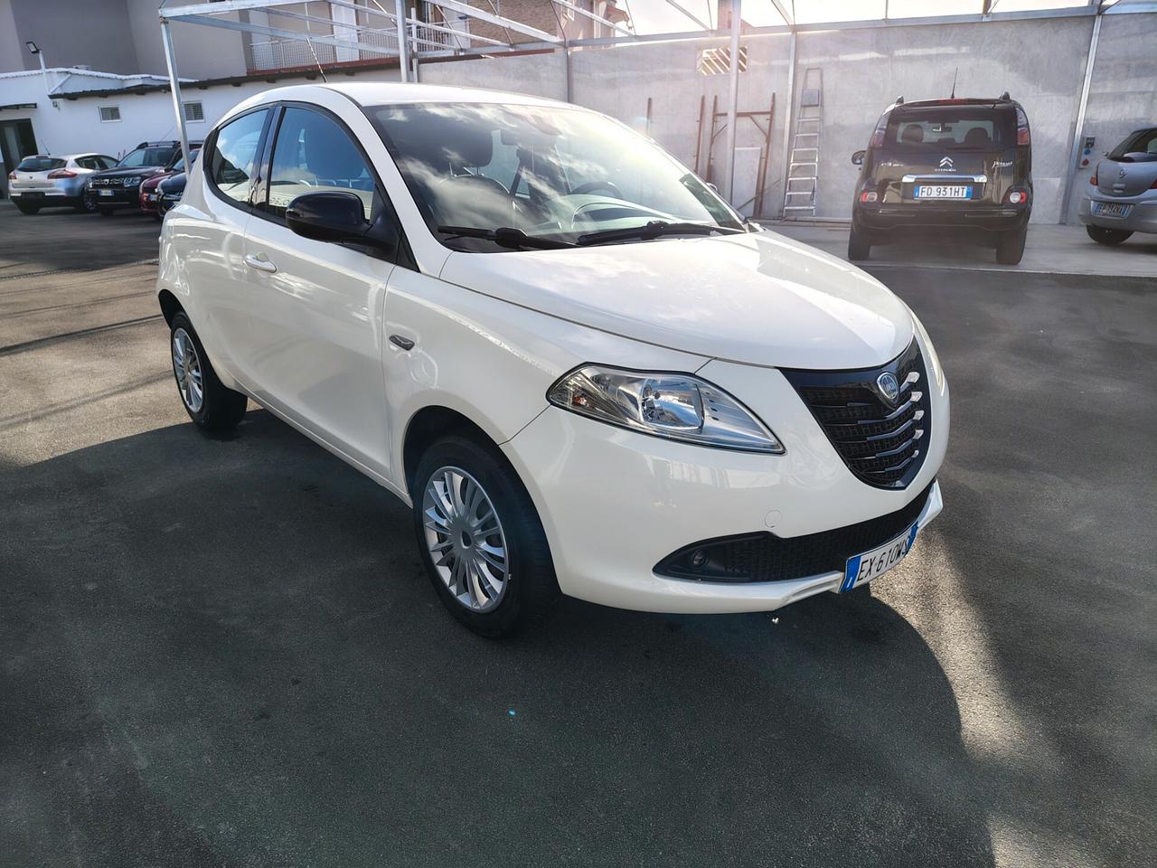 Lancia Ypsilon 0.9 TwinAir 85 CV 5 porte Metano Ecochic Elle