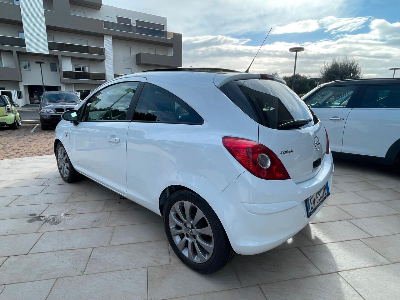 Opel Corsa 1.2 3 porte b-color