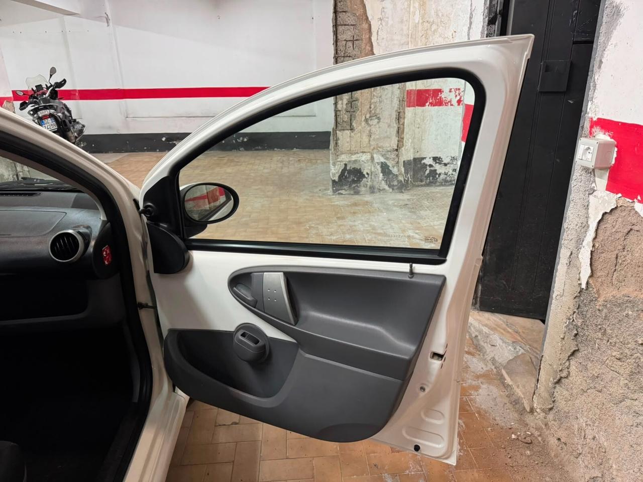 TOYOTA AYGO 1.0 CONNECT – SOLO 59.000 KM – GARANZIA – NEOPATENTATI OK”.