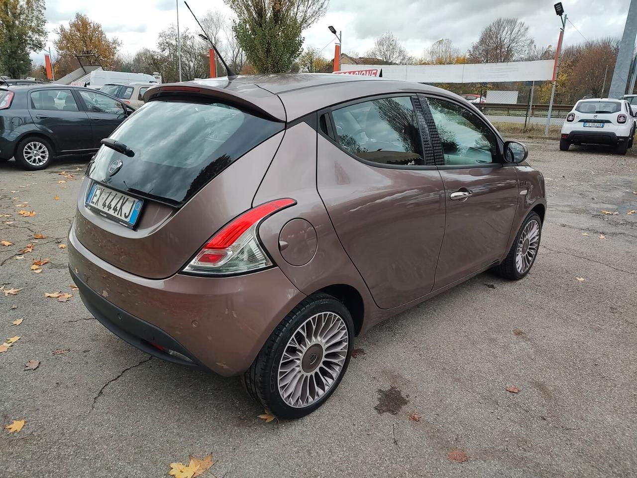 Lancia Ypsilon ELLE 5 PORTE, 1.2 8V 69CV, EURO 6B, OK NEOPATENTATI, GARANZIA L.12 MESI
