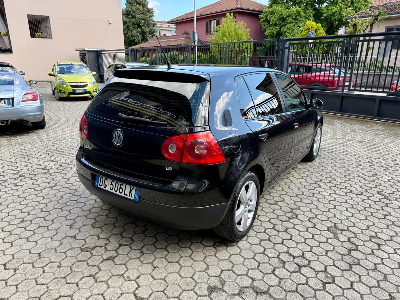 Volkswagen Golf 1.6 5p. Benzina Neopatentati